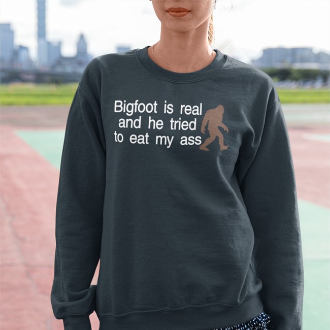 Bigfoot Is Real And He Tried To Eat My Ass Long Sleeve T Shirt